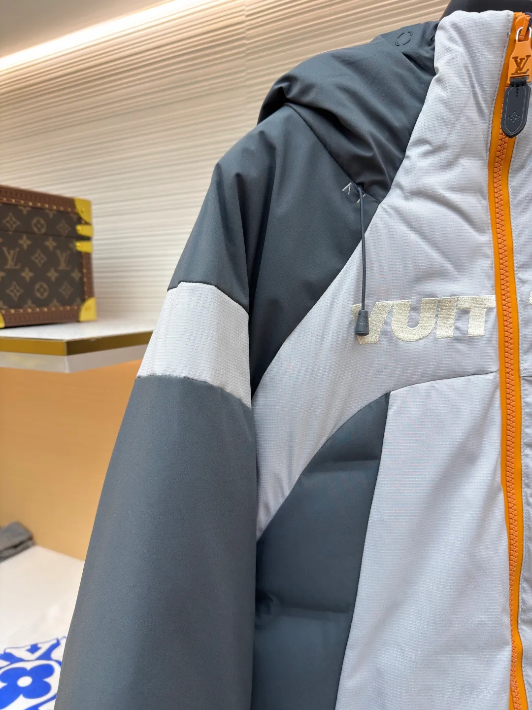 LOUIS VUITTON floral ski down jacket ●Original version: 39500 purchased and developed ●Item number: 1682156-F25 ●Fabric: white duck down fabric ●Technology: glue printing ●Color: blue gray ●Version: fitted version ●Weight: about 1405 grams ●Size: 48-50-52-54 ●Description: Customized 5-in-1 anti-velvet densely woven technical fabric And custom-dyed 3-in-1 double-thread anti-velvet plaid material. Every inch of fiber contains heavy warmth. It uses the new national standard 90 white duck down (welcome to test). It has a full amount of cashmere and is full of warmth. The minimalist gray and silver collision allows luxury to develop tension in calmness. Reconstructing winter luxury with cold-toned aesthetics. With the VUITTON three-dimensional embroidery on the chest and the quilted Monogram flower on the back as the core, double-sided interpretations of two iconic symbols are used to upgrade visual symbols into touchable art. With multiple built-in functional details, Louis Vuitton's travel spirit is fully expressed. Technology is integrated into the blood. Details define luxury. Using advanced computer control systems and precision mechanical components, Vuitton embroidery operations are achieved with high precision and smooth and delicate lines. Embossing composite technology uses computer scanning to ensure that the size and shape of the imprint are consistent with the original, and then uses special glue as an adhesive to combine and then solidify to achieve complete dryness and optimal bonding effect, using glue printing. The printing has been modified three times with the film screen. Use glue liquid paint to print the pattern on the fabric. Bake the fabric to fix the printed pattern, 3D three-dimensional quilting technology. With the help of the programming system of the CNC quilting machine, the down in different areas is accurately separated to ensure that the filling is evenly fixed after sewing. Avoid clumping or shifting. The overall wiring is straight and delicate, the fabric is comfortable and soft, and the color is consistent without color difference. It can be matched with the same style to create a fashionable look and control various occasions. Customized accessories, complete with three standards, same style for men and women!